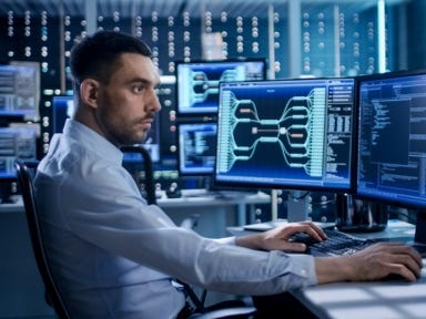 Sicherheitskraft überwacht ein Gebäude mit moderner Überwachungstechnik.