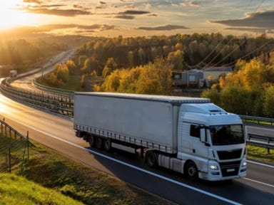 Ein Lkw auf dem der Autobahn, auf dem Weg zum Zielort.  