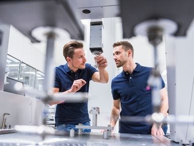 Ein Mann nutzt die Meister Weiterbildung zum Vertiefen seines Wissens