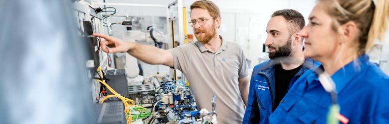 SPS-Techniker erklärt die Steuerunseinheiten der SPS-Anlage SPS-Techniker erklärt die Steuerunseinheiten der SPS-Anlage