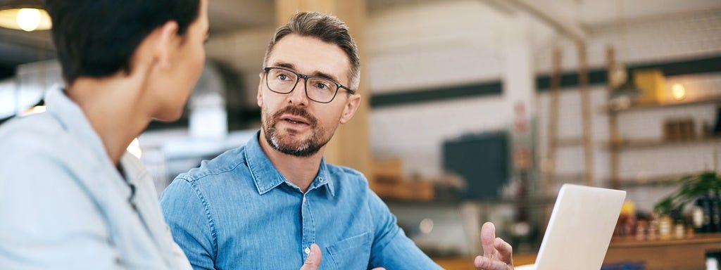 Energieberater bespricht die Ergebnisse der energetischen Bewertung mit seinem Auftraggeber. Energieberater bespricht die Ergebnisse der energetischen Bewertung mit seinem Auftraggeber.
