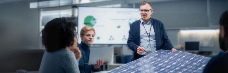 Dozent erklärt die Funktionsweise eines PV-Moduls Dozent erklärt die Funktionsweise eines PV-Moduls