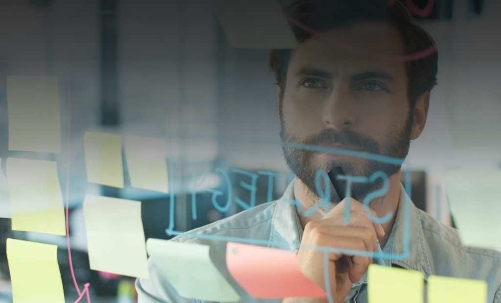 Zertifikate und Abschlüsse bei der TÜV Rheinland Akademie erwerben. Mann lernt um ein Zertifikat und einen Abschluss zu bekommen