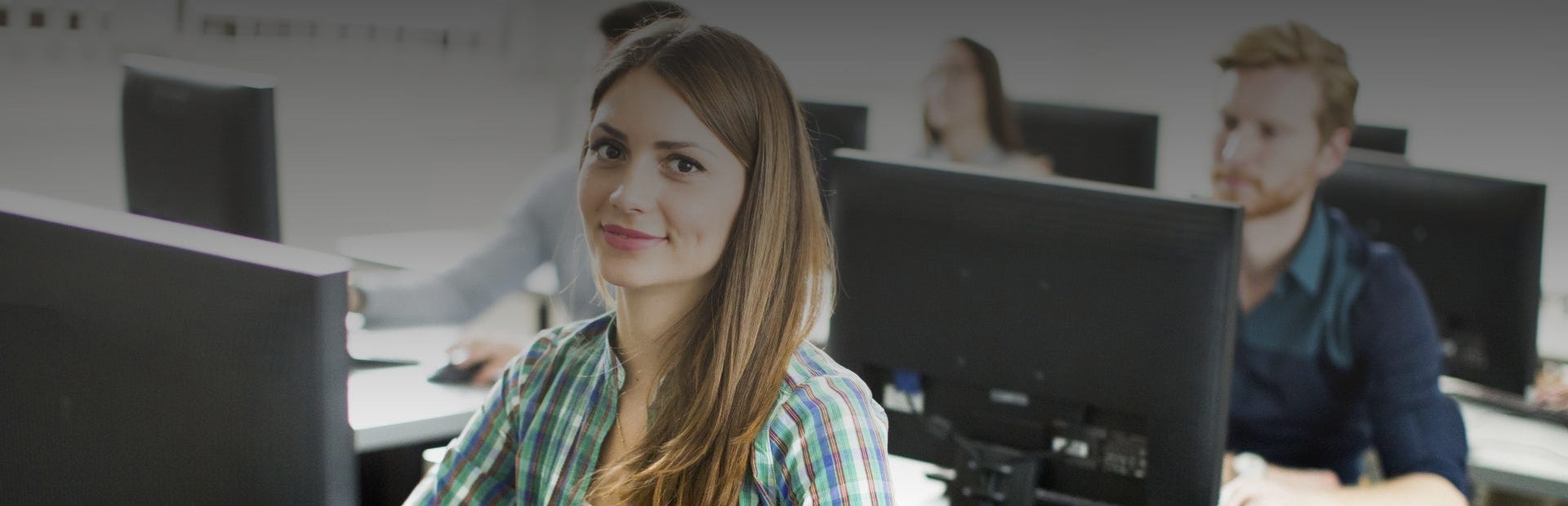 Lassen Sie sich Ihr Fachwissen in DATEV zertifizieren. Jetzt informieren! Junge Frau nimmt an einer Weiterbildung mit DATEV Zertifizierung teil