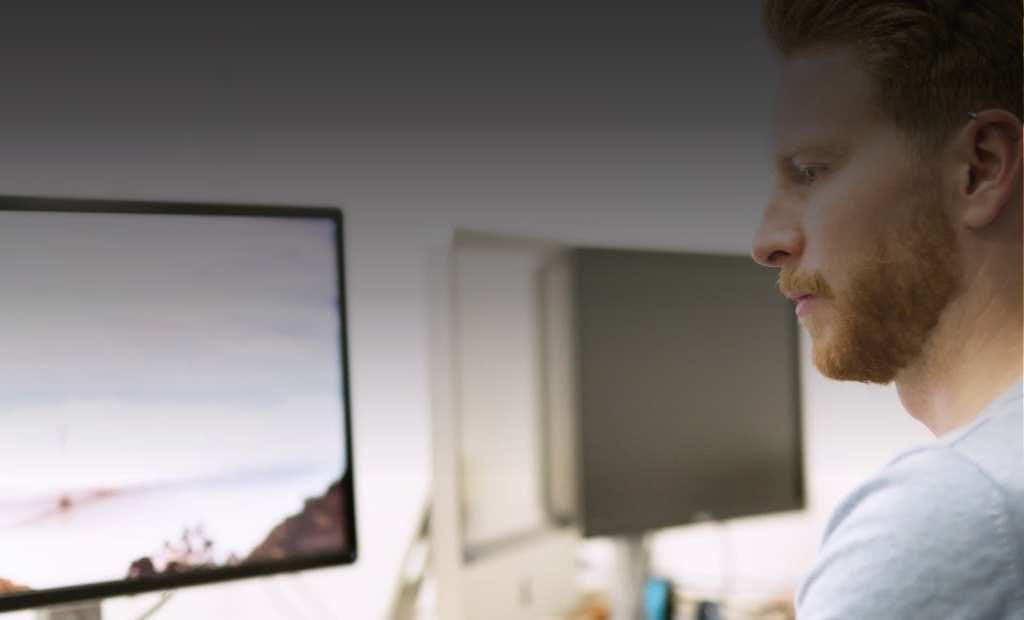 IT Weiterbildung für Einsteiger:innen und Profis Mann programmiert etwas in einer Weiterbildung im IT-Bereich