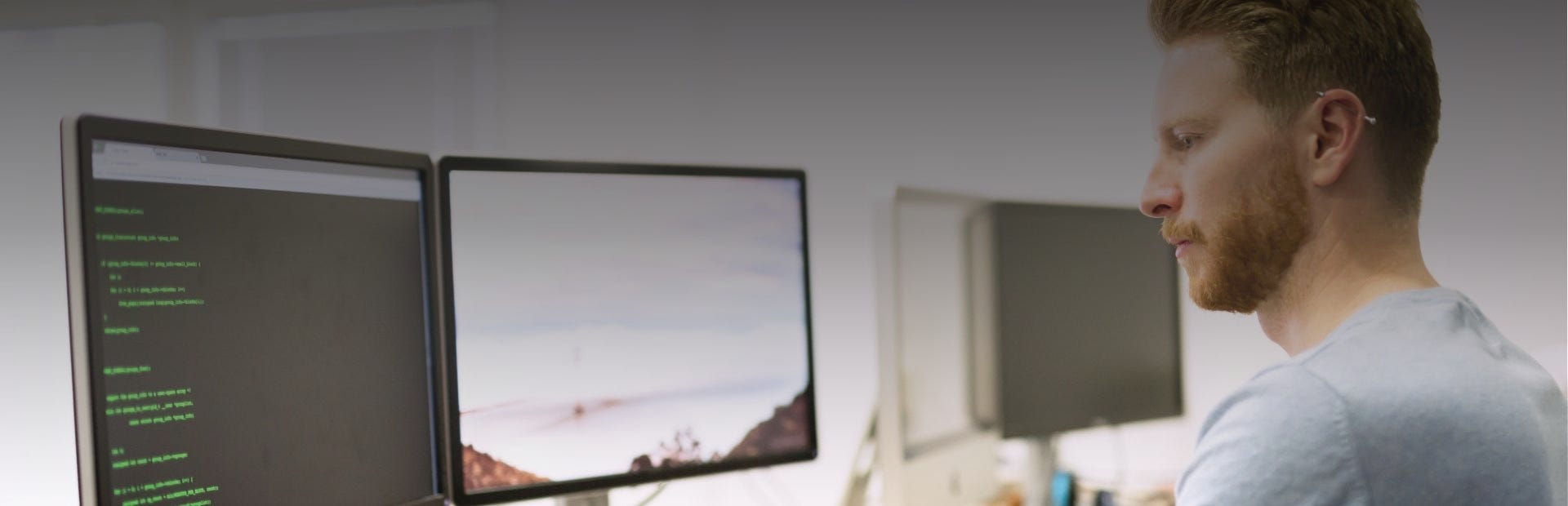 IT Weiterbildung für Einsteiger:innen und Profis Mann programmiert etwas in einer Weiterbildung im IT-Bereich