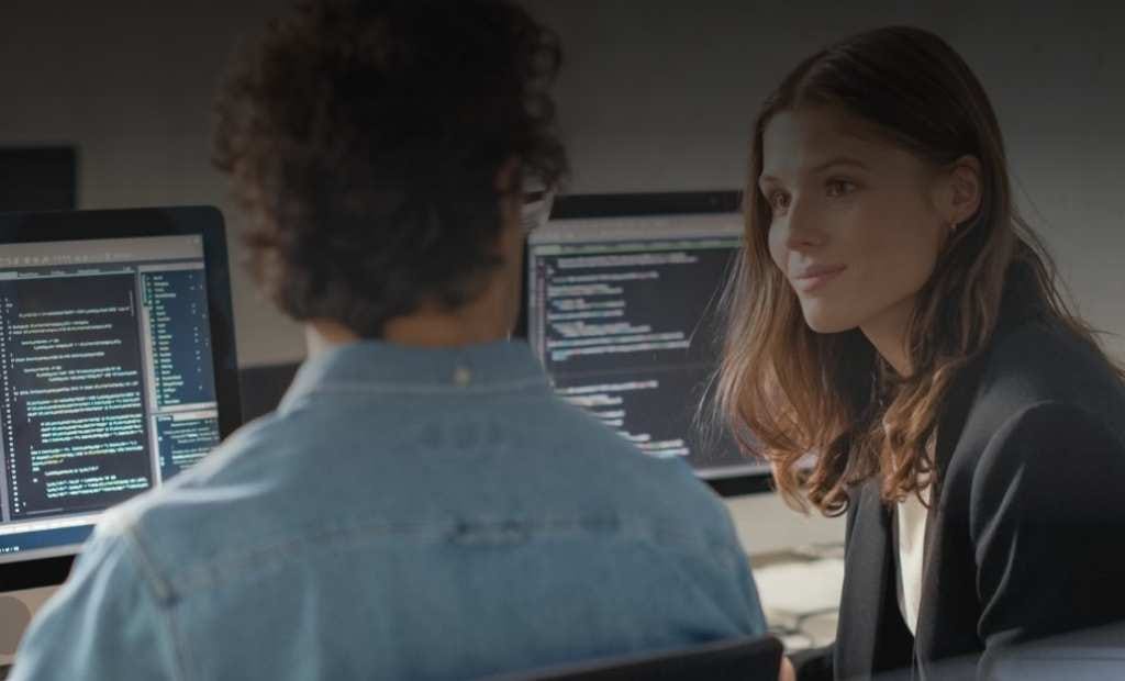 Programmieren lernen Teilnehmer einer Weiterbildung lernen Programmieren