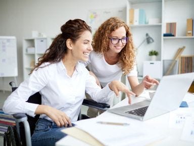 Frau bildet sich mit E-Learning weiter