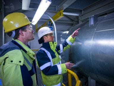 Kesselwärter überprüft die Druckanzeige.