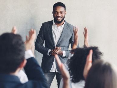 Unternehmer informiert sich im Newsletter der TÜV Rheinland Akademie