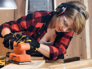 Tischlerin in der Werkstatt 