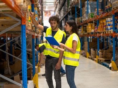 Zwei Teilnehmer bei einer Kontrolle im Lager.