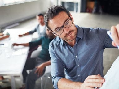 Teilnehmer geht die Aufgaben in seinem Sprachkurs durch