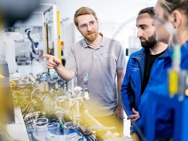SPS-Techniker erklärt die einzelnen Komponenten einer SPS-Anlage