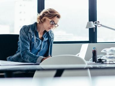 Eine Frau schreibt Infos in der Weiterbildung Office Manager Migranten mit
