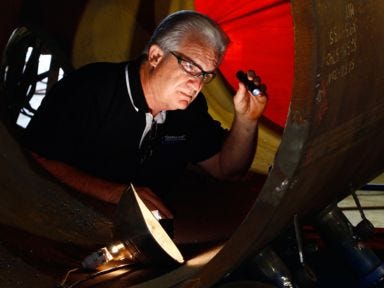 Zerstörungsfreie Prüfung - ZfP-Prüfer bei der Sichtprüfung.