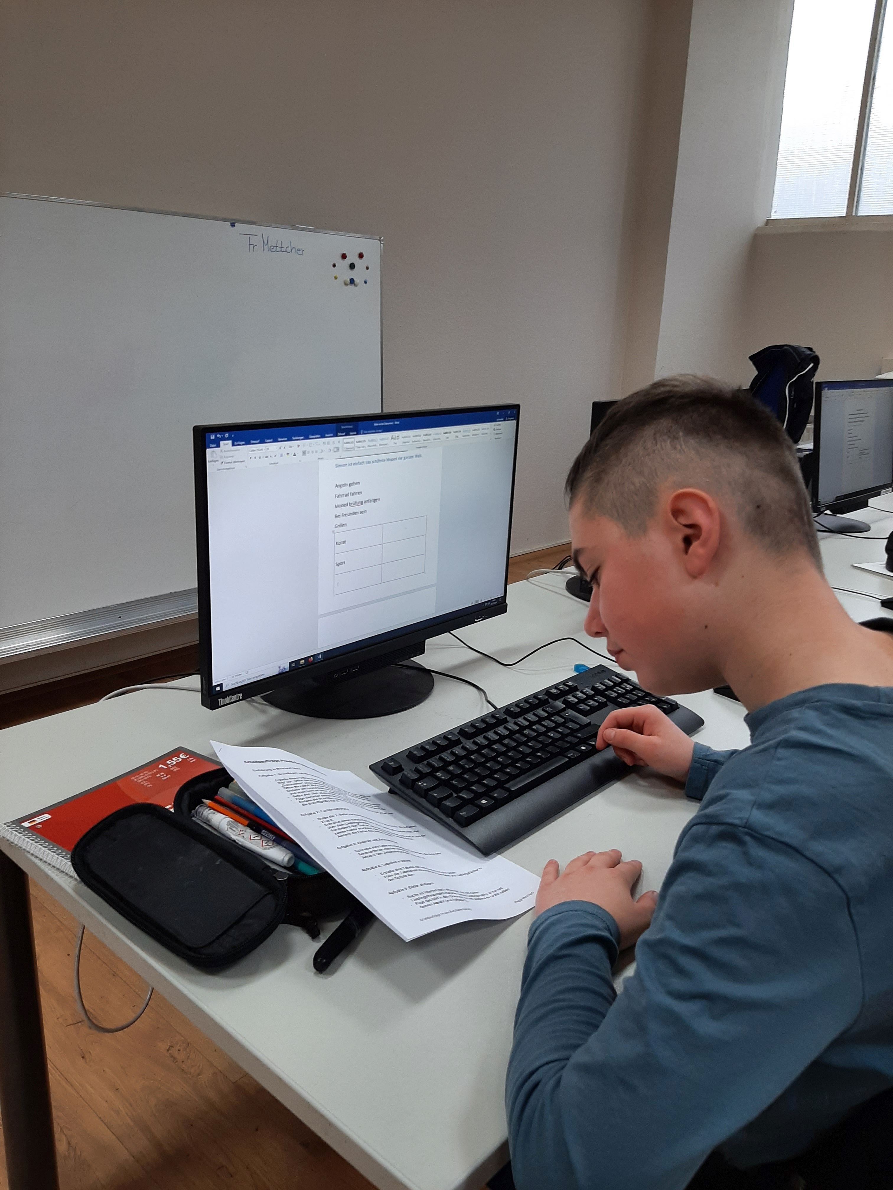 Sch&uuml;ler nutzt einen Computer w&auml;hrend eines Berufsorientierungstages
