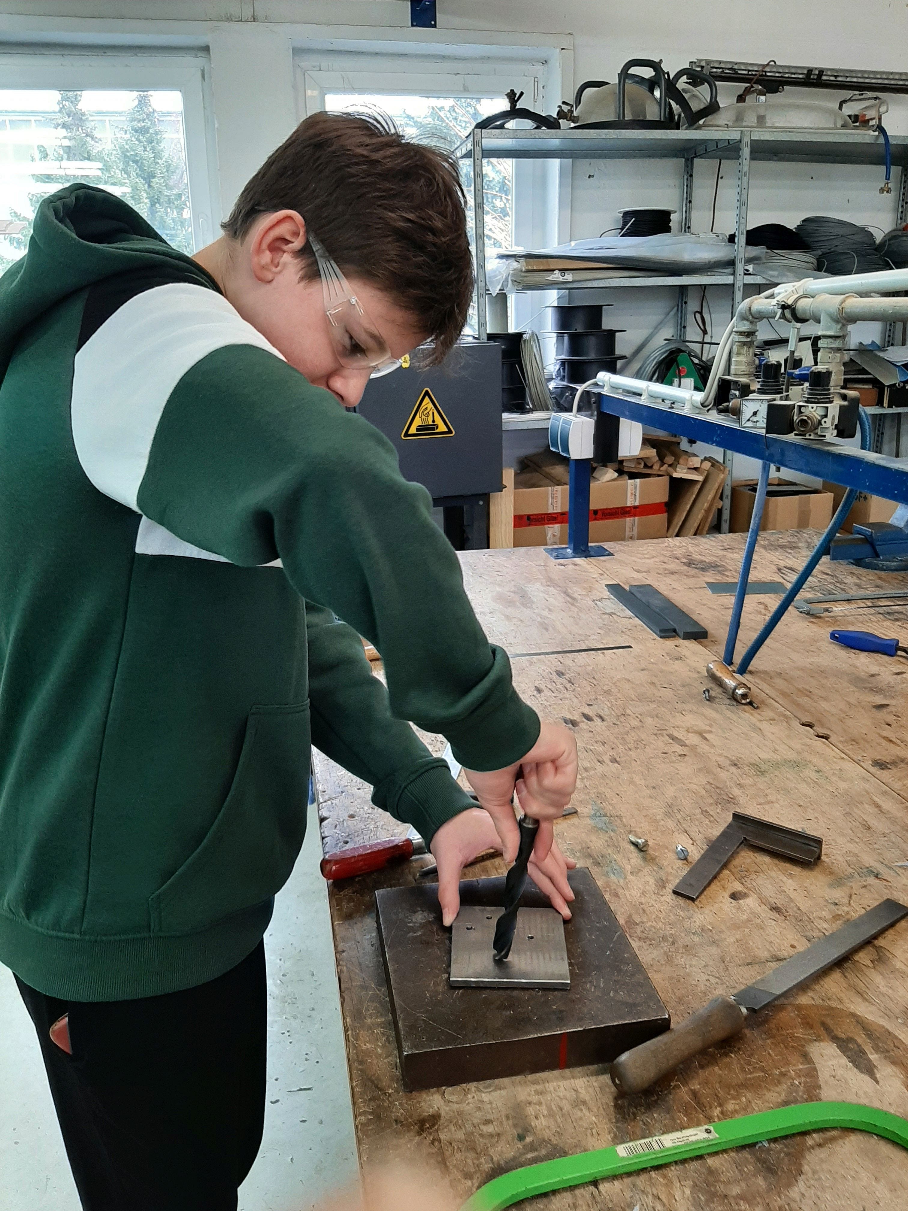 Sch&uuml;ler bei der Berufsorientierung in einer Metallwerkstatt