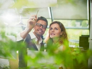 Interessenten informieren sich über eine Weiterbildung in Energie, Umwelt und Nachhaltigkeit