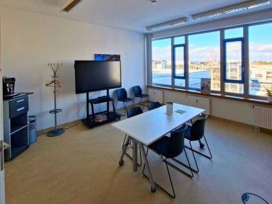 Schulungsraum mit Hardware für Weiterbildungen in München
