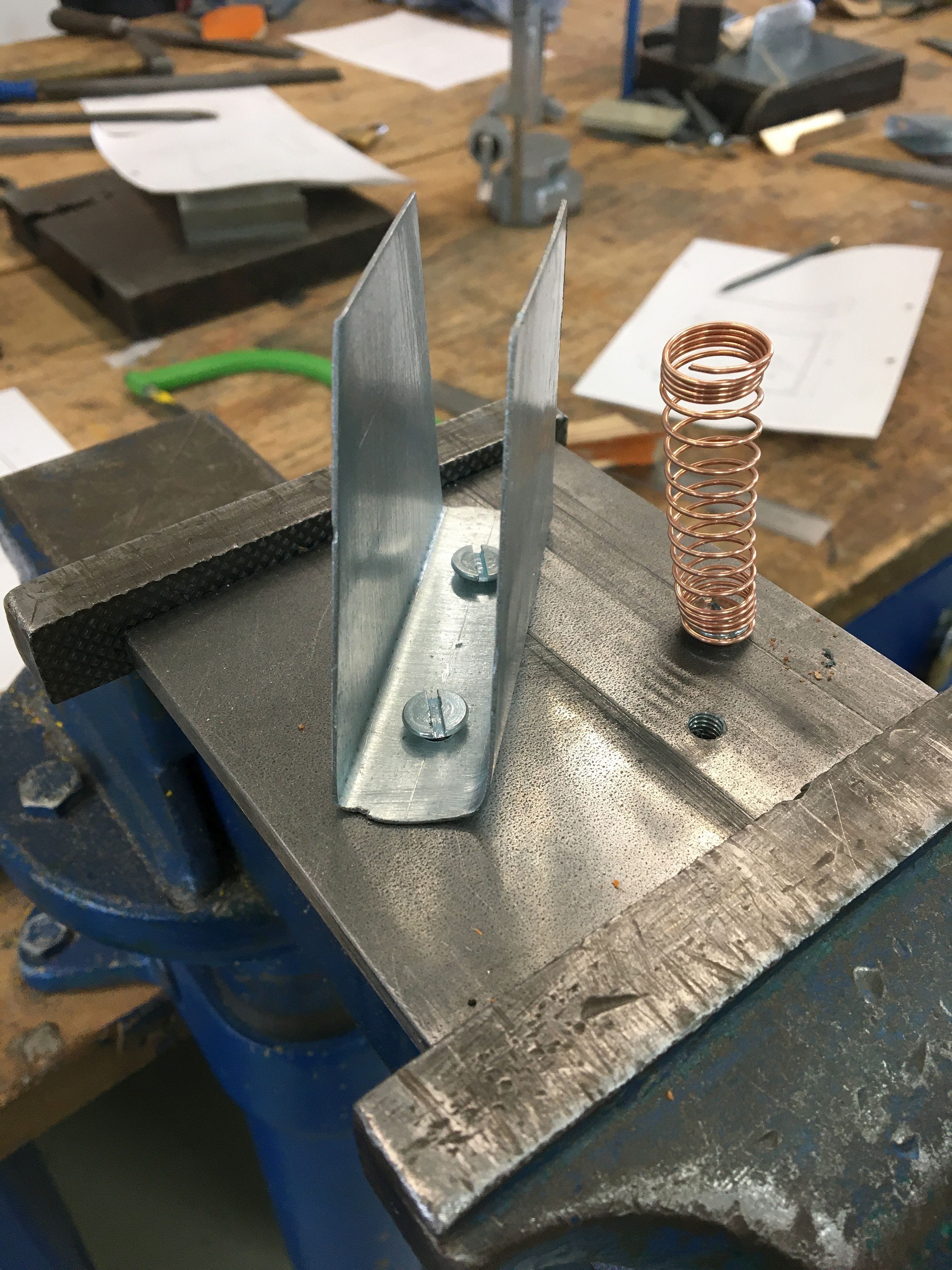 Eine Metallplatte mit zwei Schrauben zur Bearbeitung