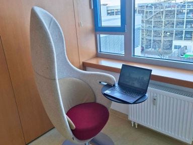 Ein komfortabler Sessel in den Schulungsräumen am Standort München