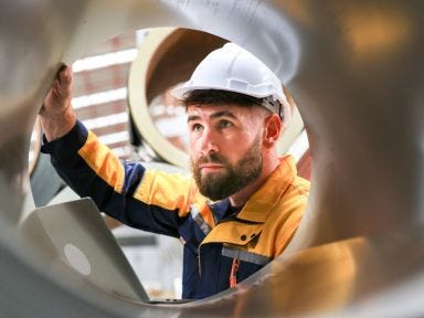 Industriemechaniker bei der praktischen Weiterbildung