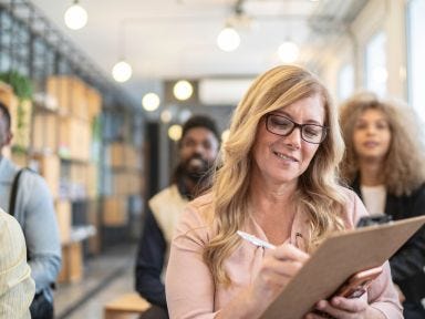 Ältere Frau schreibt sich für eine Weiterbildung ein