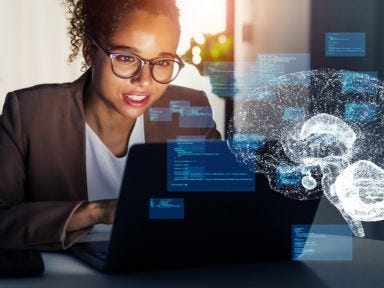 Eine Frau sitzt vor ihrem Laptop und nutzt die künstliche Intelligenz