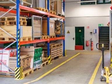 Ein Hochregallager mit Paletten in Lauchhamme