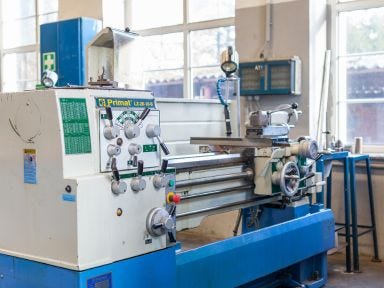 Eine Drehmaschine in einer Metallwerkstatt in Lauchhammer