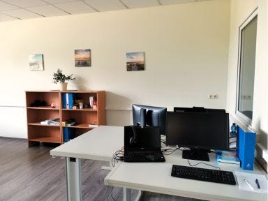 Virtueller Klassenraum mit TIschen und PC&acute;s f&uuml;r die Teilnehmenden 