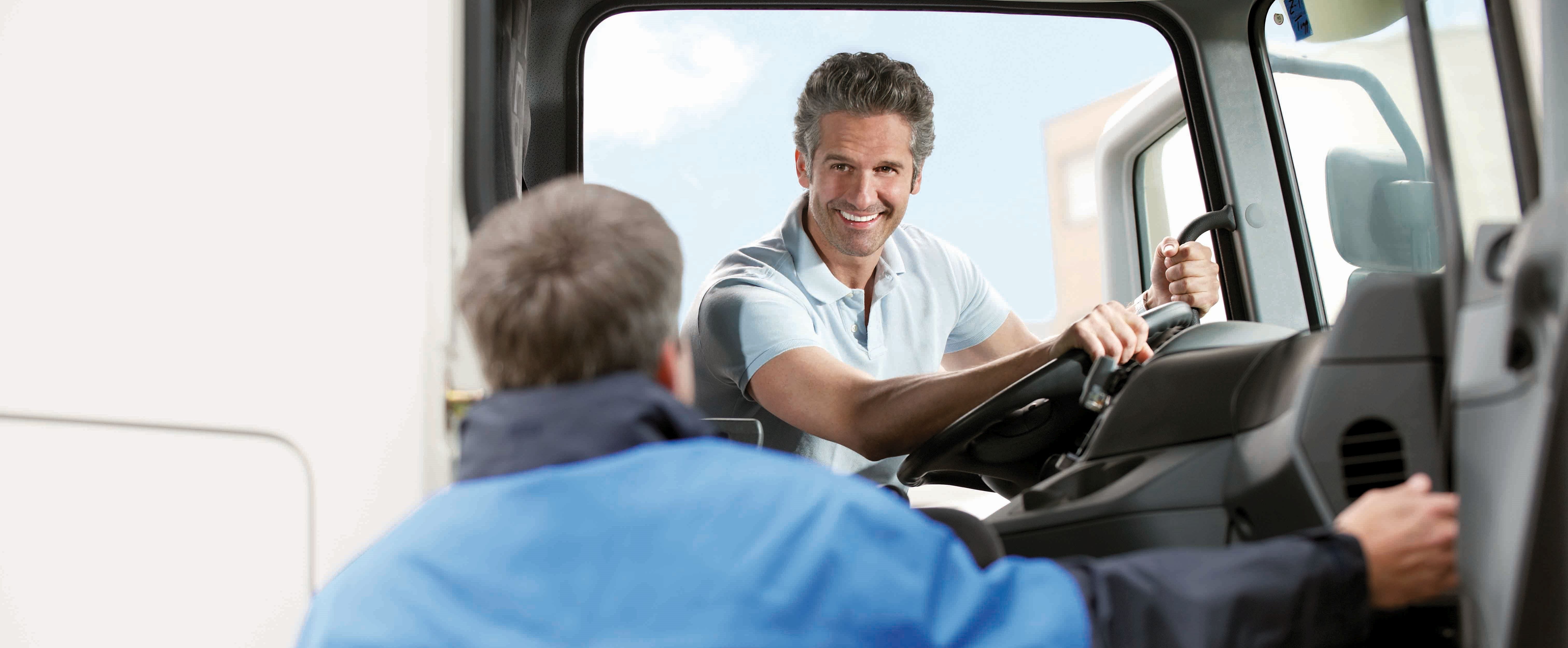 Berufskraftfahrer bei der Arbeit im LKW.