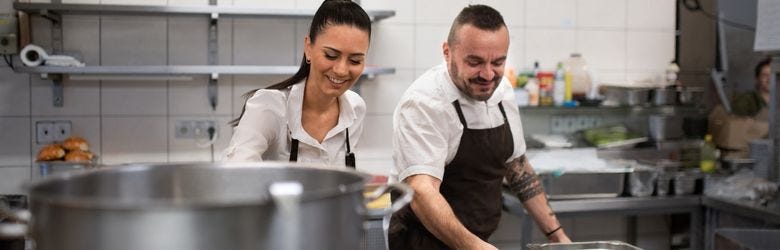 Koch und Koch arbeiten in der Restaurantküche Koch und Koch arbeiten in der Restaurantküche