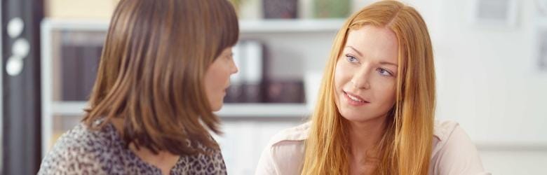 Frau erwirbt Grundkompetenzen für Arbeit im Büro. Frau erwirbt Grundkompetenzen für Arbeit im Büro.