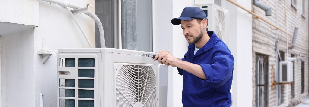 Kältetechniker arbeiet an Klimaanlage. Kältetechniker arbeiet an Klimaanlage.