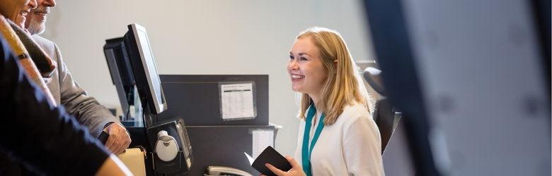 Mitarbeiterin Fluggesellschaft beim Check in Mitarbeiterin Fluggesellschaft beim Check in