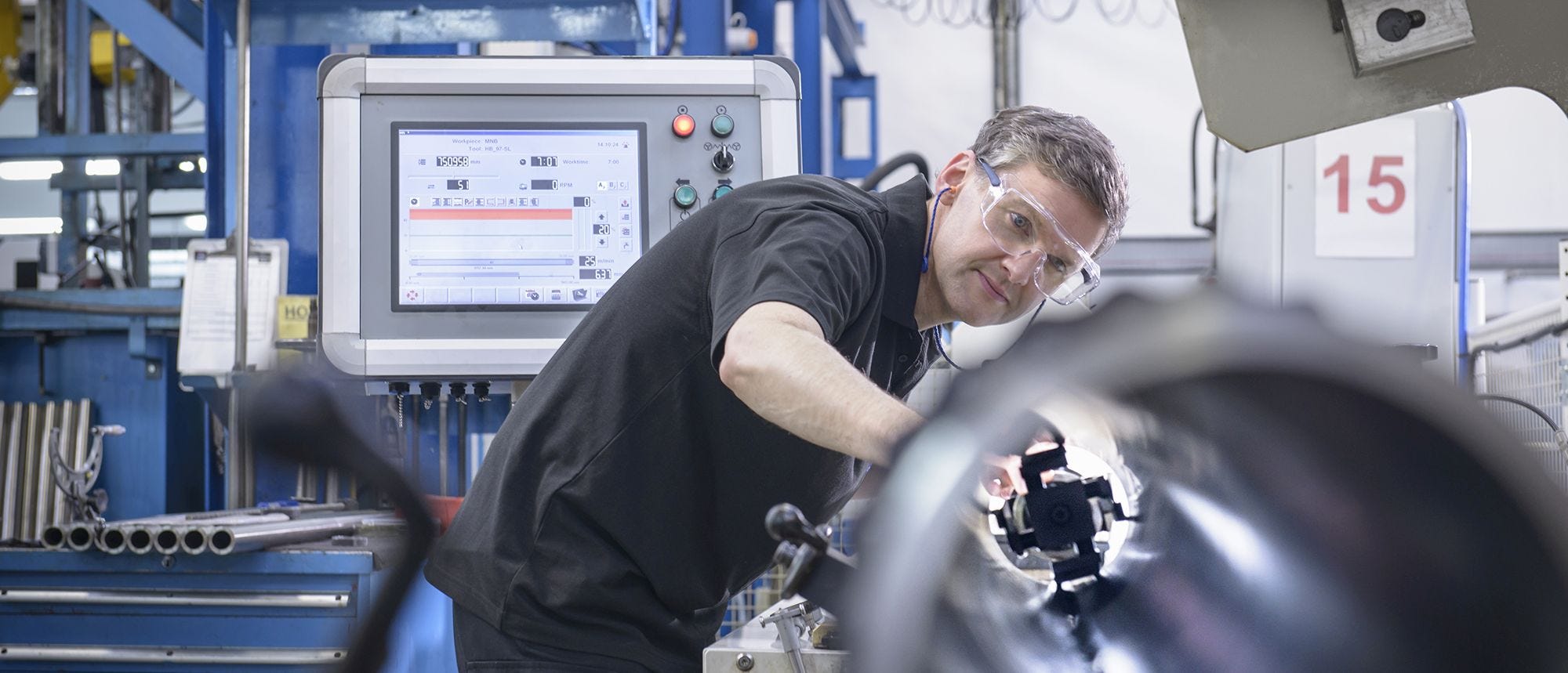 Fachkraft bei der Prüfung eines Werkstückes. Fachkraft bei der Prüfung eines Werkstückes.