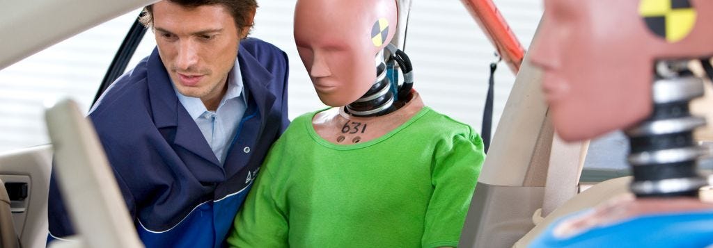 Airbags und Gurtsysteme im Test. Airbags und Gurtsysteme im Test.