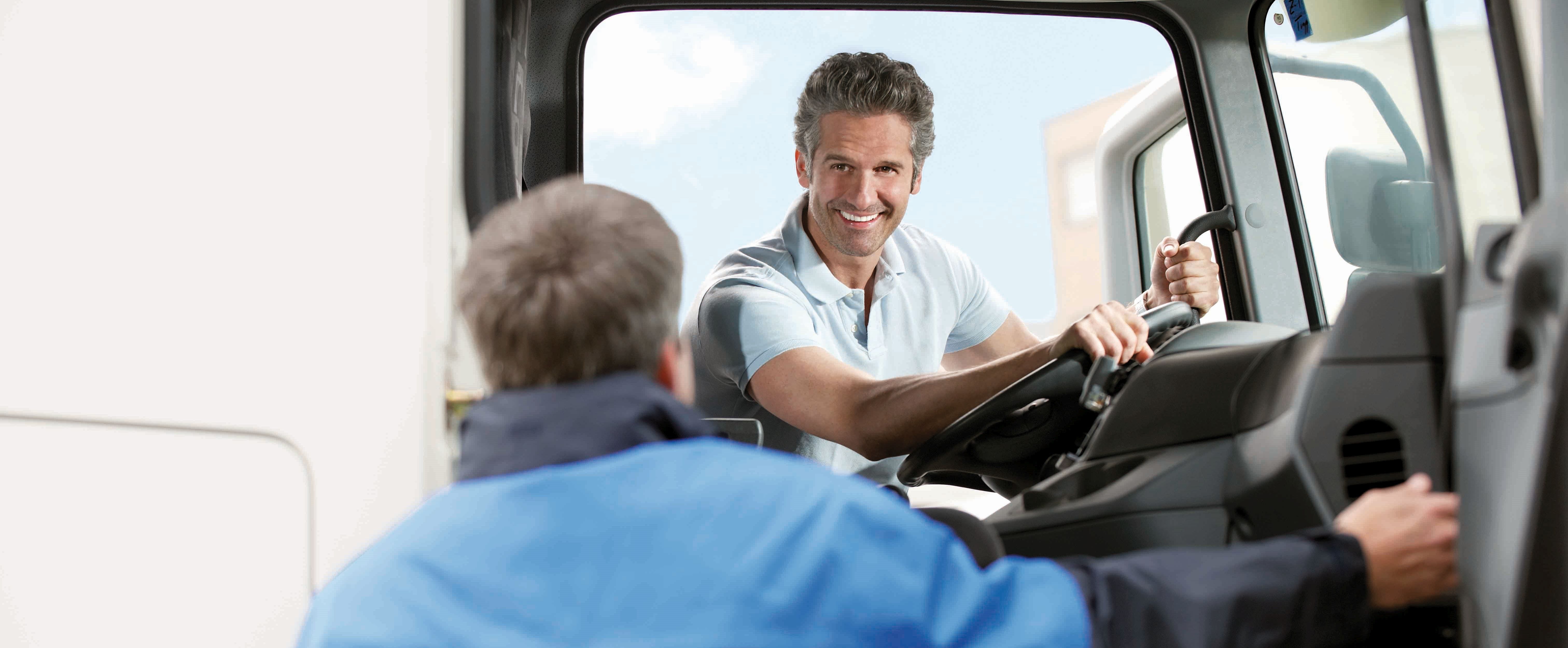 Berufskraftfahrer bei der Arbeit im LKW. Berufskraftfahrer bei der Arbeit im LKW.