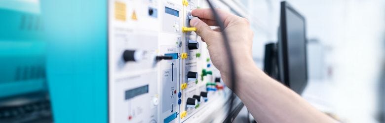 Eine Schaltanlage wird von einem Mitarbeiter geprüft und gewartet. Eine Schaltanlage wird von einem Mitarbeiter geprüft und gewartet.