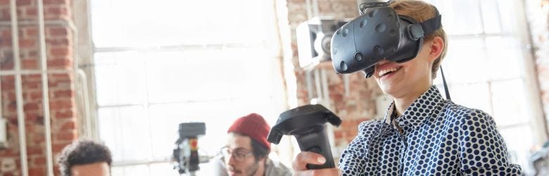 Gestalter für immersive Medien testen ein Programm für eine VR-Brille Gestalter für immersive Medien testen ein Programm für eine VR-Brille