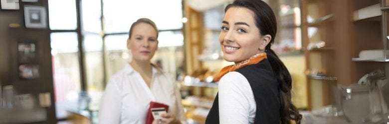 Ausgebildete Verkäuferin bei der Arbeit im Handel Ausgebildete Verkäuferin bei der Arbeit im Handel