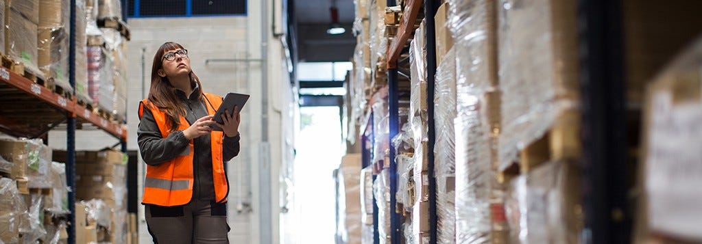 Mitarbeiterin im Hochregallager Mitarbeiterin im Hochregallager