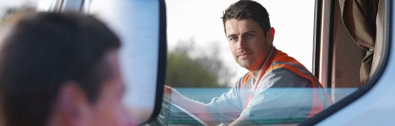 Ein Mitarbeiter fährt einen LKW mit gefährlichen Gütern. Ein Mitarbeiter fährt einen LKW mit gefährlichen Gütern.