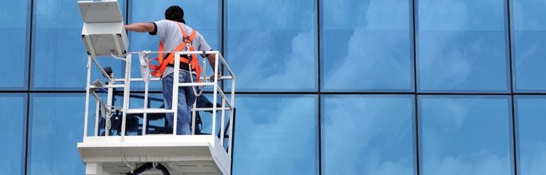 Ein Mann arbeitet auf einer Hubarbeitsbühne Ein Mann arbeitet auf einer Hubarbeitsbühne