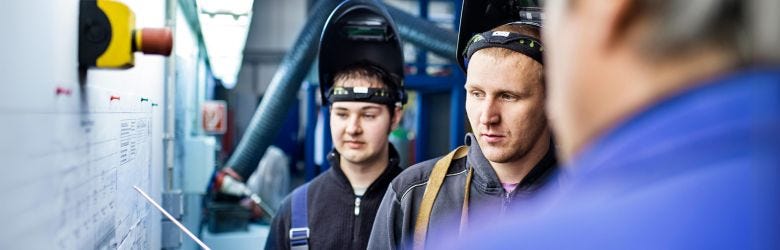 Junge Männer lernen Schweißen und Deutsch in der TÜV Rheinland Akademie. Junge Männer lernen Schweißen und Deutsch in der TÜV Rheinland Akademie.