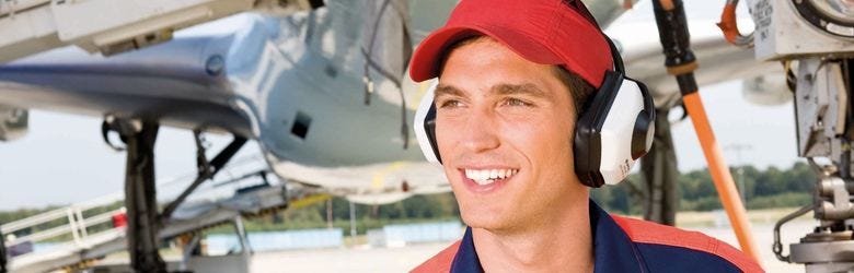 Mann bei seiner Umschulung zum Servicekaufmann im Luftverkehr