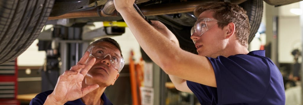 Sachverständige untersuchen Kfz auf Schäden