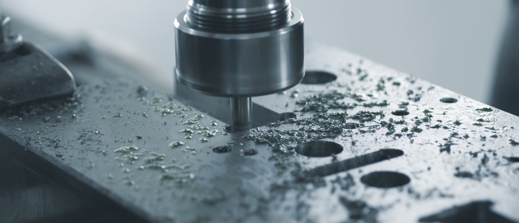 Prüfling bereitet sich auf die Abschlussprüfung zum Fachkraft Metalltechnik vor.